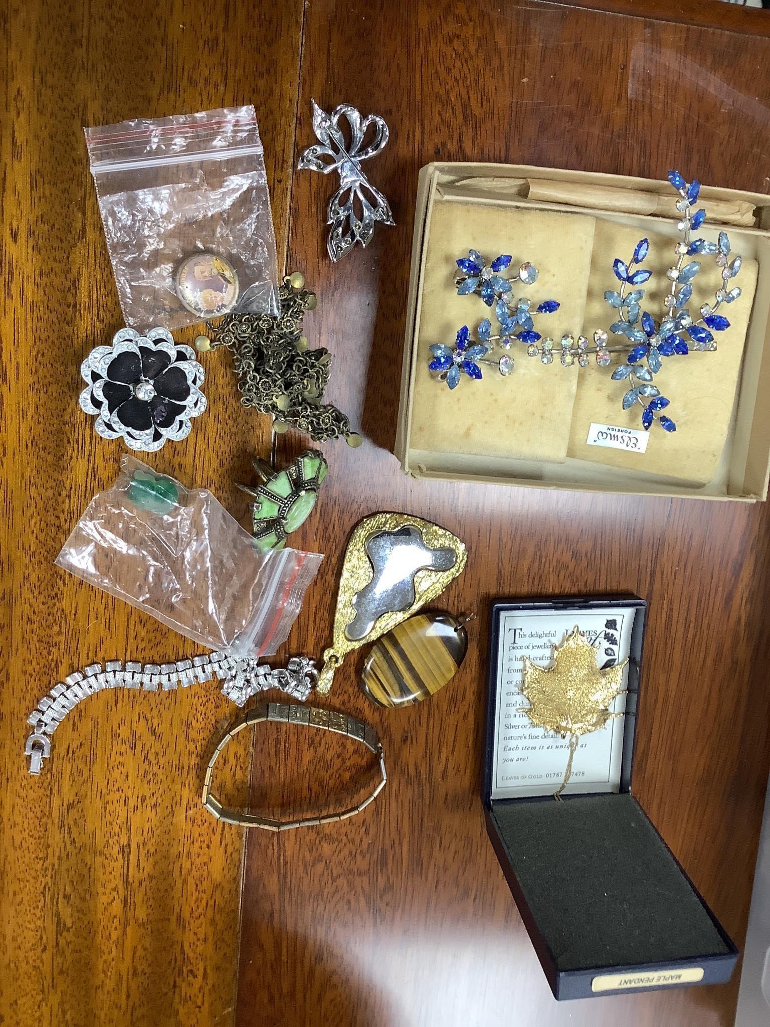 A box of costume jewellery.